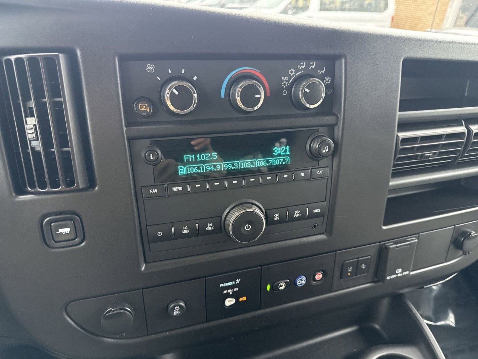 2024 Chevrolet Express Passenger 3500 1LT