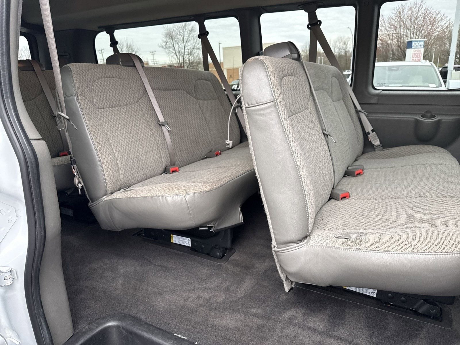 2024 Chevrolet Express Passenger 3500 1LT