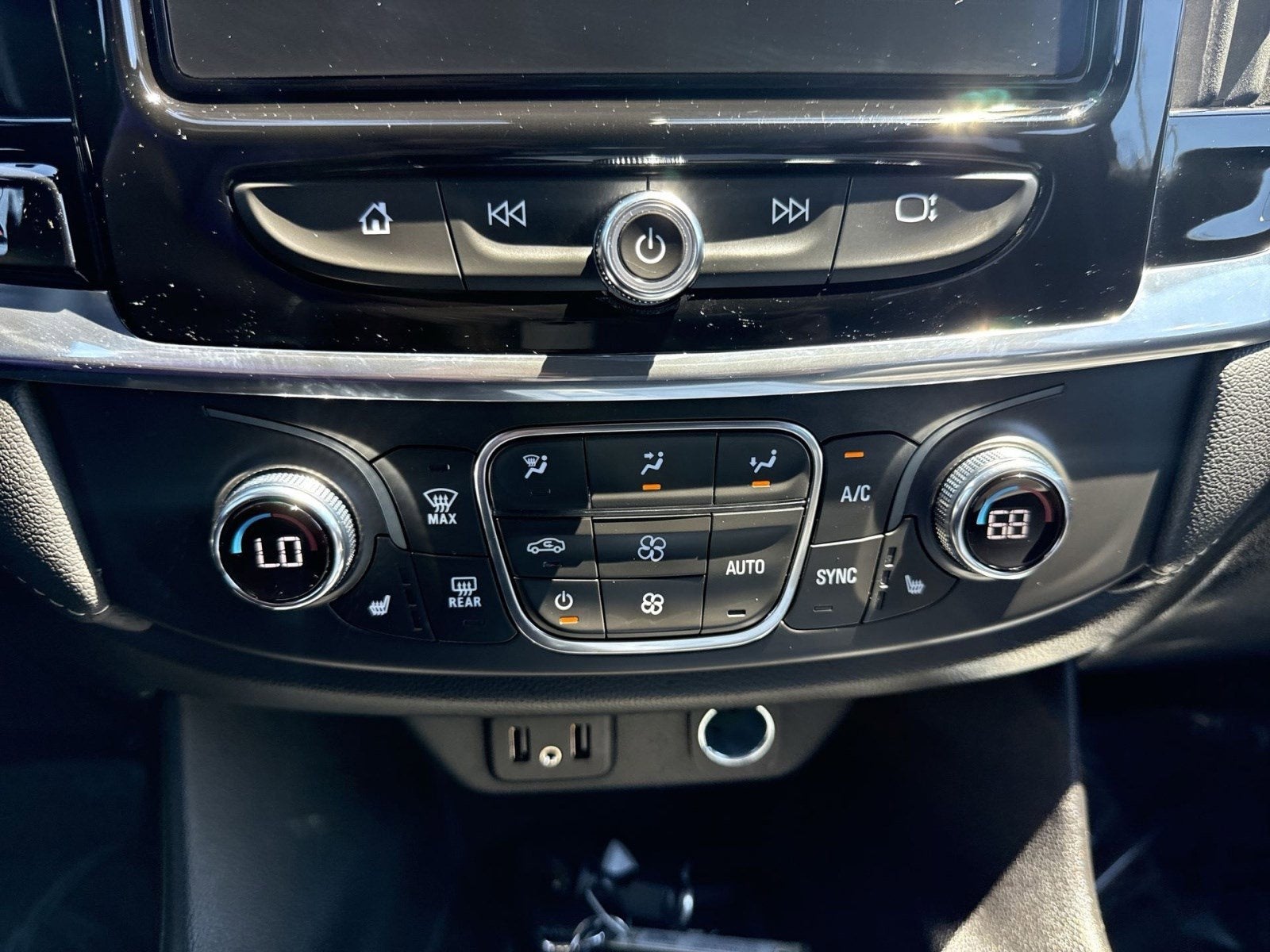 2022 Chevrolet Traverse LT Leather