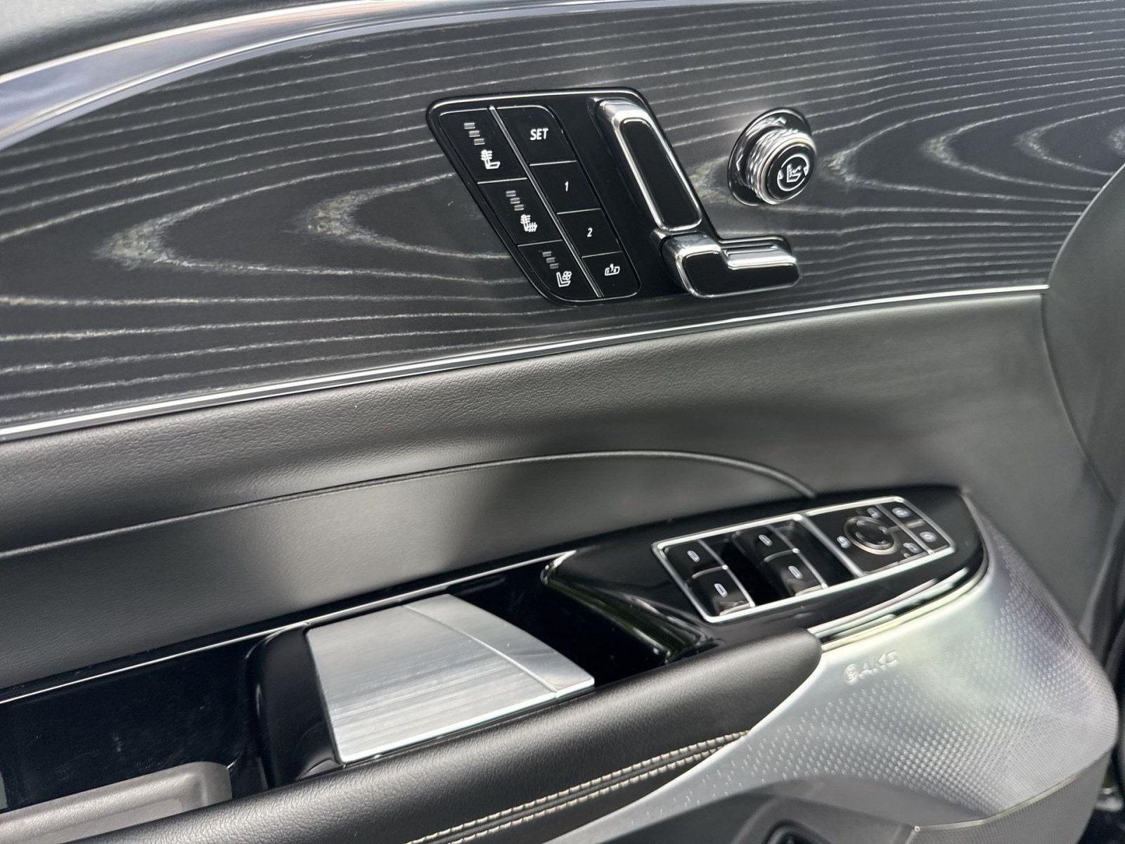 2024 Cadillac LYRIQ Luxury 2