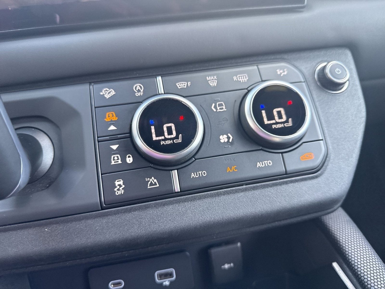 2023 Land Rover Defender V8