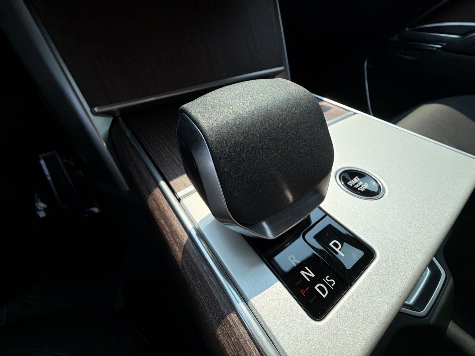2025 Land Rover Range Rover P400 SE